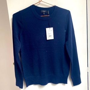 Long sleeve crewneck sweater made out of 100% cashmere, brand new with tags